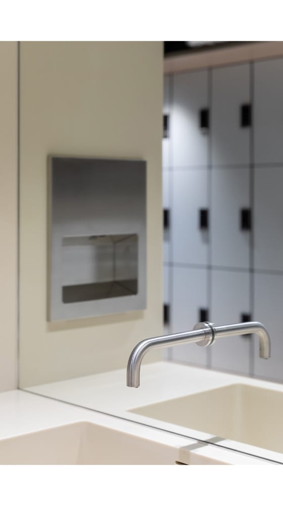 Commercial washroom sensor tap with flow regulator