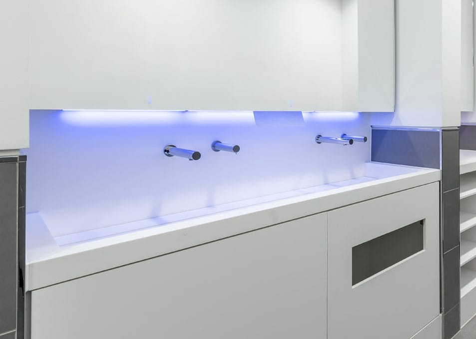 Versatile tap installation in a commercial washroom