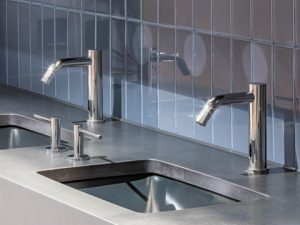 Mirror-polished taps and soaps dispensers for washrooms