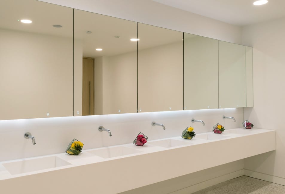 Mirror configuration for commercial washrooms